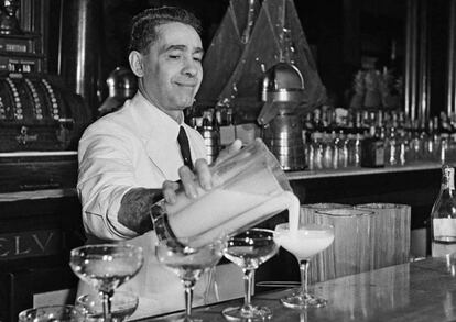 El coctelero Constante Ribalaigua preparando daiquiris en su local de La Habana.