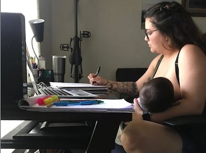 En la imagen, Marcella Mares dando el pecho a su bebé, mientras está en clase (Instagram).