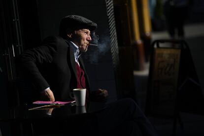 Un hombre fuma un cigarrillo al sol, en Dublín (Irlanda).