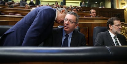 Pleno del Congreso de los Diputados. El ministro del Interior, Jorge Fernández Díaz, conversa con el ministro de Justicia, Alberto Ruiz-Gallardón.