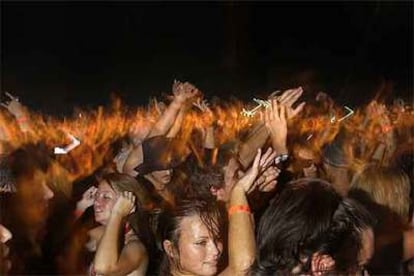 Miles de personas disfrutan de la música en una de las jornadas del Summercase en Barcelona.