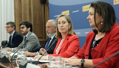 La ministra de Fomento, Ana Pastor, entre el secretario de Estado de Infraestructuras, Julio G&oacute;mez-Pomar, y la secretaria general de Transportes, Carmen Librero, durante la reuni&oacute;n con representantes de aerol&iacute;neas celebrada esta tarde.