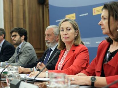 La ministra de Fomento, Ana Pastor, entre el secretario de Estado de Infraestructuras, Julio G&oacute;mez-Pomar, y la secretaria general de Transportes, Carmen Librero, durante la reuni&oacute;n con representantes de aerol&iacute;neas celebrada esta tarde.