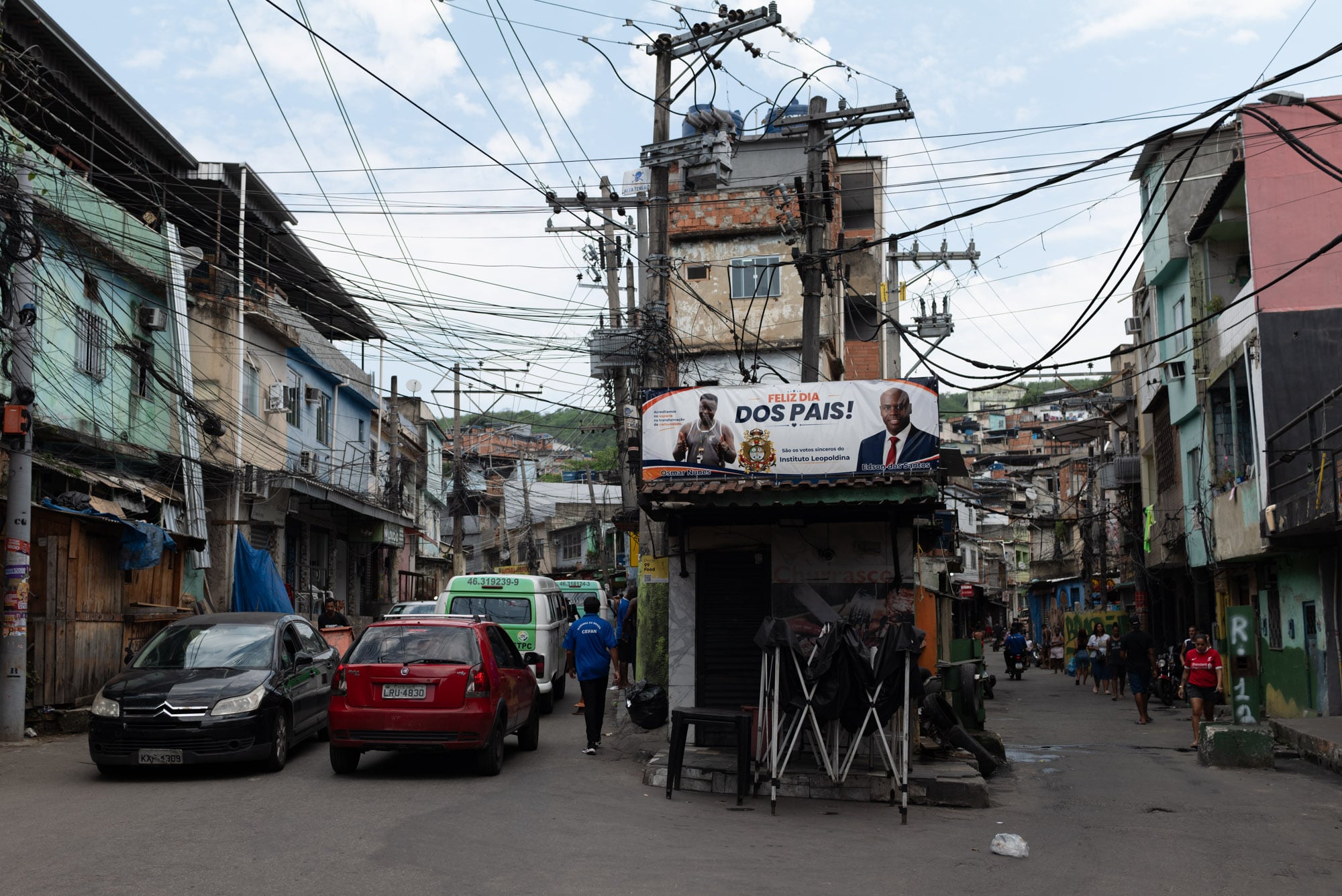 Publicidad política en el interior de la comunidad en Penha, Río de Janeiro