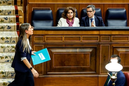 La portavoz de Junts en el Congreso, Miriam Nogueras, la vicepresidenta primera del Gobierno y ministra de Hacienda, María Jesús Montero, y el ministro de la Presidencia, Justicia y Relaciones con las Cortes, Félix Bolaños, este martes.