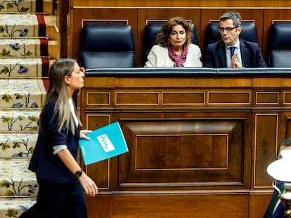 La portavoz de Junts en el Congreso, Miriam Nogueras, pasa por delante de la vicepresidenta primera del Gobierno y ministra de Hacienda, María Jesús Montero, y el ministro de la Presidencia, Justicia y Relaciones con las Cortes, Félix Bolaños, durante el pleno.