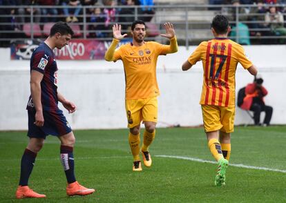 Munir (d) celebra su gol con su compañero Luis Suárez.