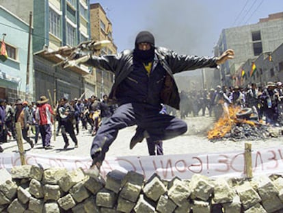 Un manifestante saltaba una barricada durante una manifestación en La Paz, el pasado 13 de octubre.
