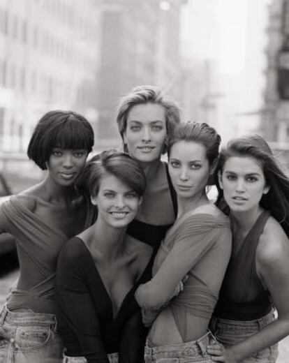 De izquierda a derecha: las modelos Naomi Campbell, Linda Evangelista, Tatjana Patiz, Christy Turlington y Cindy Crawford, fotgrafiadas en 1990 por Peter Lindberg para la edición británica de 'Vogue'.