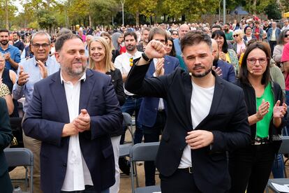 Gabriel Rufián (a la derecha) durante su presentación como candidato por ERC a la alcaldía de Santa Coloma de Gramenet. A su lado, el presidente de su partido, Oriol Junqueras, el 23 de octubre en la localidad barcelonesa.