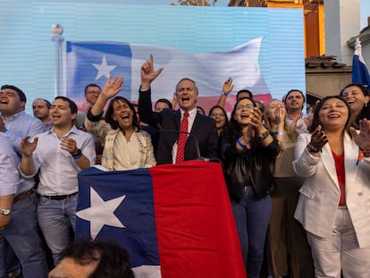 José Antonio Kast, líder del partido republicano, da un discurso a la prensa después de la publicación de los resultados del plebiscito.