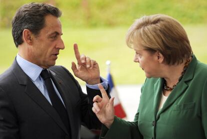 Nicolas Sarkozy y Angela Merkel charlan en la cumbre europea del pasado 21 de julio.