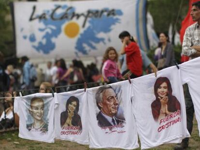 Venta de camisetas en la Plaza de Mayo, Buenos Aires.