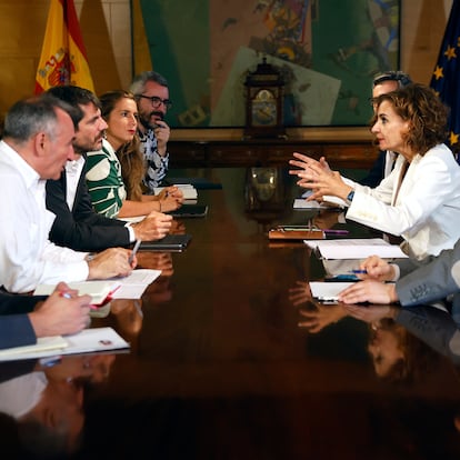 FOTODELDÍA MADRID, 02/07/2025.- La vicepresidenta primera y ministra de Hacienda, María Jesús Montero (2d), y el ministro de la Presidencia, Justicia y Relaciones con las Cortes, Félix Bolaños (3d) (PSOE) se reúnen con el portavoz de Sumar y ministro de Cultura Ernest Urtasun (3i) y con otros miembros de Sumar, este miércoles en el Congreso de los Diputados en Madrid. EFE/Javier Lizón
