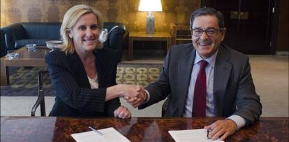 La presidenta de IBM España, Marta Martínez Alonso, y el presidente de Kutxabank, Mario Fernández, durante la firma del convenio.