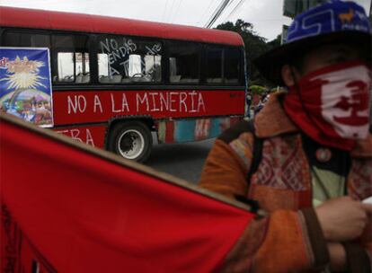 Estudiantes bloquean una calle durante las protestas contra la conmemoración del día de la Hispanidad en Guatemala.