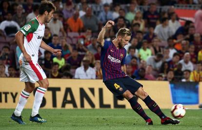 Rakitic en el duelo ante el Alavés