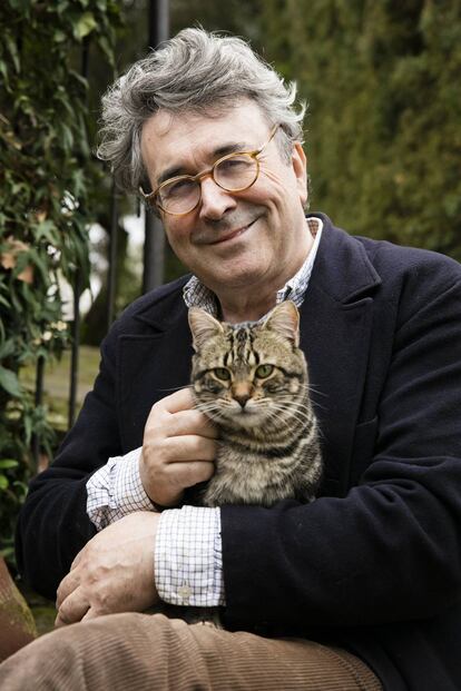 El autor con su gato 'Benito'.