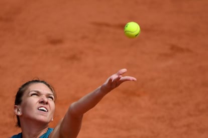 Simona Halep se dispone a realizar un saque durante la fiman femenina.