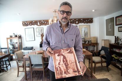 Carrera, nieto de Vicente Mendiola, muestra una foto de Helvia Martínez con la escultura.