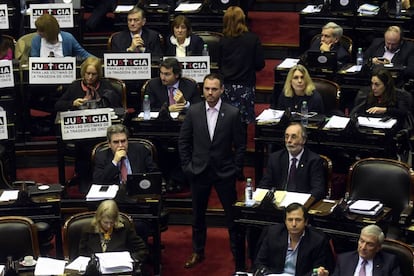 Diputados con carteles de Justicia para las víctimas del accidente ferroviario de Once, por el que está procesado De Vido.