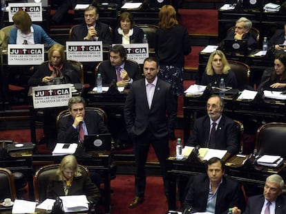 Diputados con carteles de Justicia para las v&iacute;ctimas del accidente ferroviario de Once, por el que est&aacute; procesado De Vido.