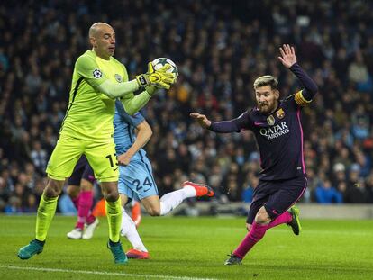 Willy Caballero atrapa el bal&oacute;n ante la presi&oacute;n de Messi.