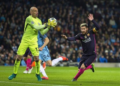 Willy Caballero atrapa el balón ante la presión de Messi.