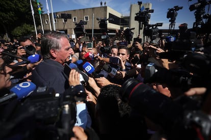 Bolsonaro atiende a la prensa a las puertas de la Secretaría de la Administración Penitenciaria en Brasilia este viernes.
