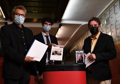 El director del Instituto Cervantes, Luis García Montero (derecha), junto a uno de los nietos del cineasta Luis García Berlanga, y el presidente de la Academia de las Artes y las Ciencias Cinematográficas, Mariano Barroso (izquierda), durante la apertura de la Caja de las Letras de Berlanga guardada en 2008 en el Instituto, este jueves cuando se cumplen cien años de su nacimiento.