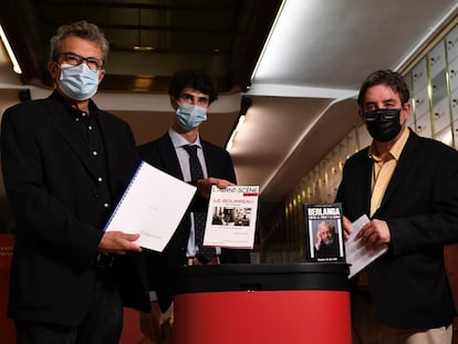 El director del Instituto Cervantes, Luis García Montero (derecha), junto a uno de los nietos del cineasta Luis García Berlanga, y el presidente de la Academia de las Artes y las Ciencias Cinematográficas, Mariano Barroso (izquierda), durante la apertura de la Caja de las Letras de Berlanga guardada en 2008 en el Instituto, este jueves cuando se cumplen cien años de su nacimiento.