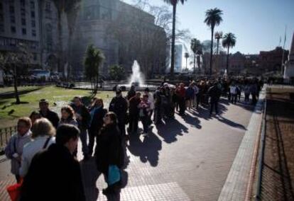 Fila en Plaza de Mayo.