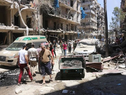 Ciudadanos de Alepo, tras un bombardeo, el 8 de junio.