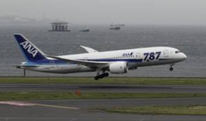 Un Boeing 787 Dreamliner de la aerolínea japonesa ANA despega en un vuelo de prueba en el aeropuerto internacional de Tokio, Japón. EFE/Archivo