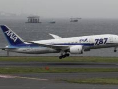 Un Boeing 787 Dreamliner de la aerolínea japonesa ANA despega en un vuelo de prueba en el aeropuerto internacional de Tokio, Japón. EFE/Archivo