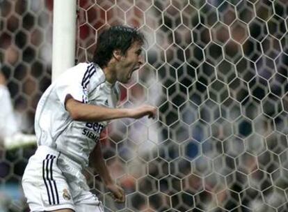 Raúl celebra su gol al Deportivo.