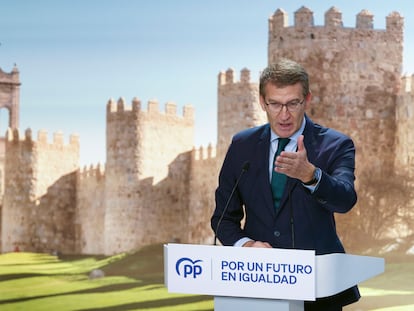 El líder del Partido Popular, Alberto Núñez Feijóo, interviene en un acto en Ávila.