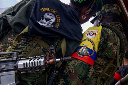 Integrantes de las FARC conversan durante el anuncio de la apertura de las pláticas de paz, en Caquetá, el pasado 16 de abril.