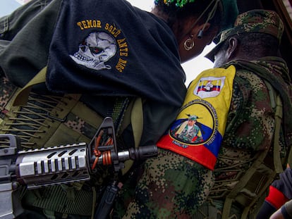 Integrantes de las FARC conversan durante el anuncio de la apertura de las pláticas de paz, en Caquetá, el pasado 16 de abril.