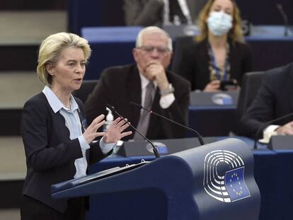 La presidenta de la Comisión Europea, Ursula von der Leyen, el presidente del Consejo Europeo, Charles Michel, y el jefe de política exterior, Josep Borrell, en el Parlamento Europeo en Estrasburgo, Francia, el 6 de abril de 2022.