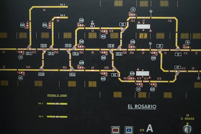 Uno de los tableros de control óptico donde los focos de color rojo muestran en tiempo real dónde se localizan los trenes en cada una de las líneas.