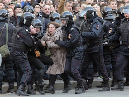 La polic&iacute;a rusa detiene a dos mujeres en una manifestaci&oacute;n contra la corrupci&oacute;n en Mosc&uacute; el 26 de marzo. 