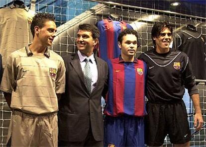 Joan Laporta, sonriente junto a Sergio García (a su derecha), Iniesta y Víctor Valdés.