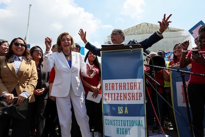 Los congresistas Nancy Pelosi y Adriano Espaillat, este jueves ante el Tribunal Supremo en Washington junto a defensores de la ciudadanía por nacimiento.