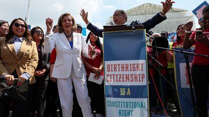 Los congresistas Nancy Pelosi y Adriano Espaillat, este jueves ante el Tribunal Supremo en Washington junto a defensores de la ciudadanía por nacimiento.