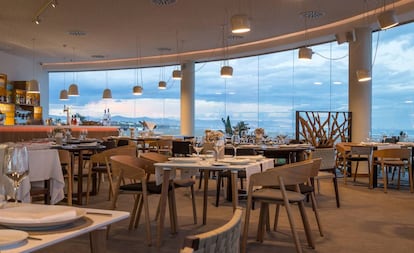 Salón del restaurante Marina Beach Club de Valencia.