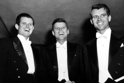 Edward, John y Robert Kennedy (de izquierda a derecha), fotografiados en 1958 en Washington.