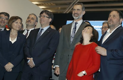 Desde la izquierda, Álvaro Nadal, ministro de Energía, Turismo y Agenda Digital; la presidenta del Parlament, Carme Forcadell;  el segundo teniente de alcalde del Ayuntamiento de Barcelona, Jaume Collboni; el presidente de la Generalitat de Cataluña, Carles Puigdemont; el rey Felipe VI,  la vicepresidenta del Gobierno, Soraya Sáenz de Santamaría, y el vicepresidente del Govern y líder de ERC, Oriol Junqueras, durante la inauguración en Barcelona del Mobile World Congress (MWC), el 27 de febrero de 2017. Ese mismo día, Junts Pel Sí activaba el mecanismo para poder aprobar la ley de desconexión (un marco legal hasta consumar una hipotética secesión), en el Parlament. La coalición independentista registraba unas enmiendas para reformar el reglamento de la Cámara y facilitar que un solo grupo parlamentario pudiera presentar una proposición de ley y aprobarse por el procedimiento de lectura única.