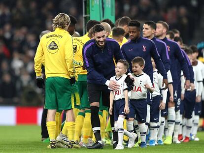 Los jugadores salen acompañados de niños antes del Tottenham-Norwich del pasado enero.