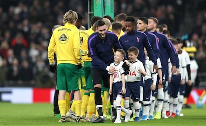 Los jugadores salen acompañados de niños antes del Tottenham-Norwich del pasado enero.